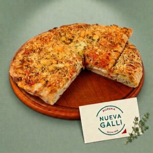 Calzoné Especial Nueva Galli Relleno de muzzarella, jamón y rodajas de tomate, cubierto con salsa de tomate y una fina capa de queso provolone gratinado.