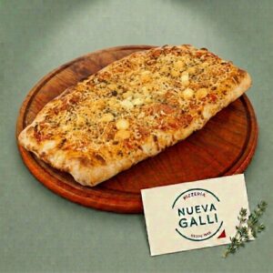 Calzoné Napolitano Relleno de muzzarella, jamón y rodajas de tomate, cubierto con salsa de tomate y una fina capa de queso provolone gratinado. Nueva Galli