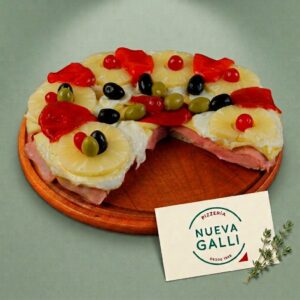 pizza de Ananá Muzzarella, jamón , ananá en rodajas, cerezas, salsa de tomate, morrones, y aceitunas. Nueva Galli