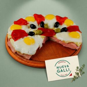 Super Americana Nueva Galli: Muzzarella, jamón, huevos fritos, morrones, salsa de tomate y aceitunas.